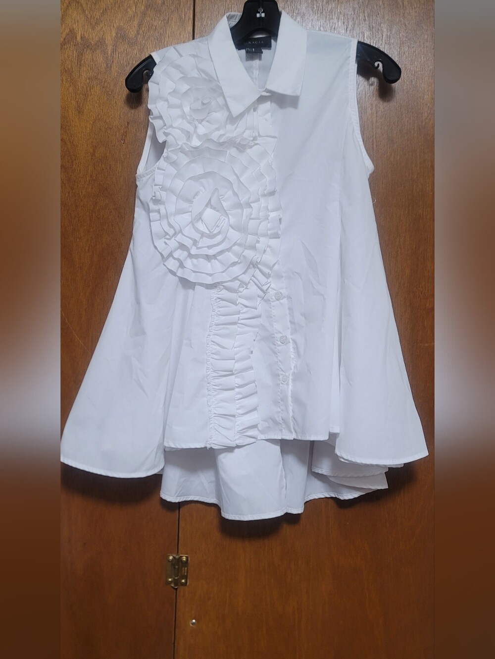 Gracia White Sleeveless Ruffle Flower Button-Front Top